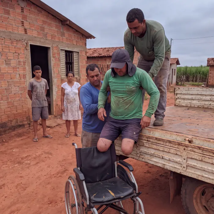 Valdir e os colegas da turma junto ao caminhão, em frente de casa